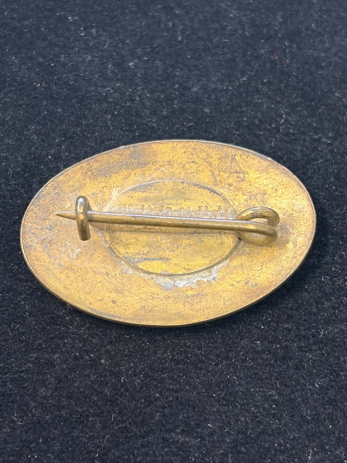 1953 Alberta Chauffeur Badge No. 18357 – Oval, 37.8 × 25.9 mm
