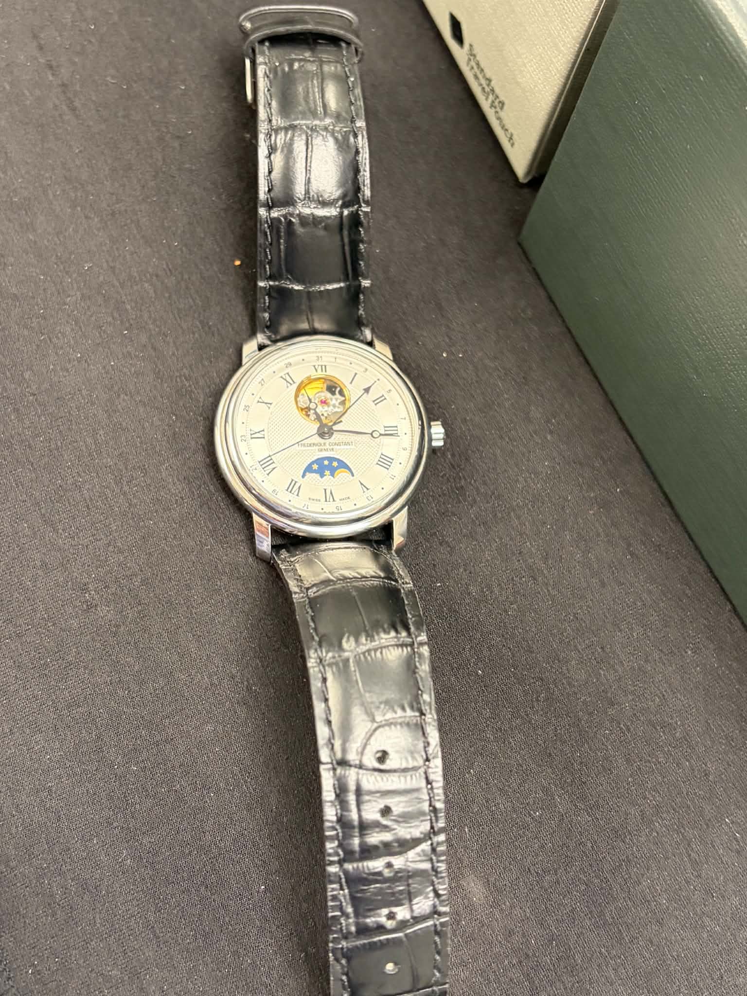 Frédérique Constant Classics Moonphase Heart Beat in travel case